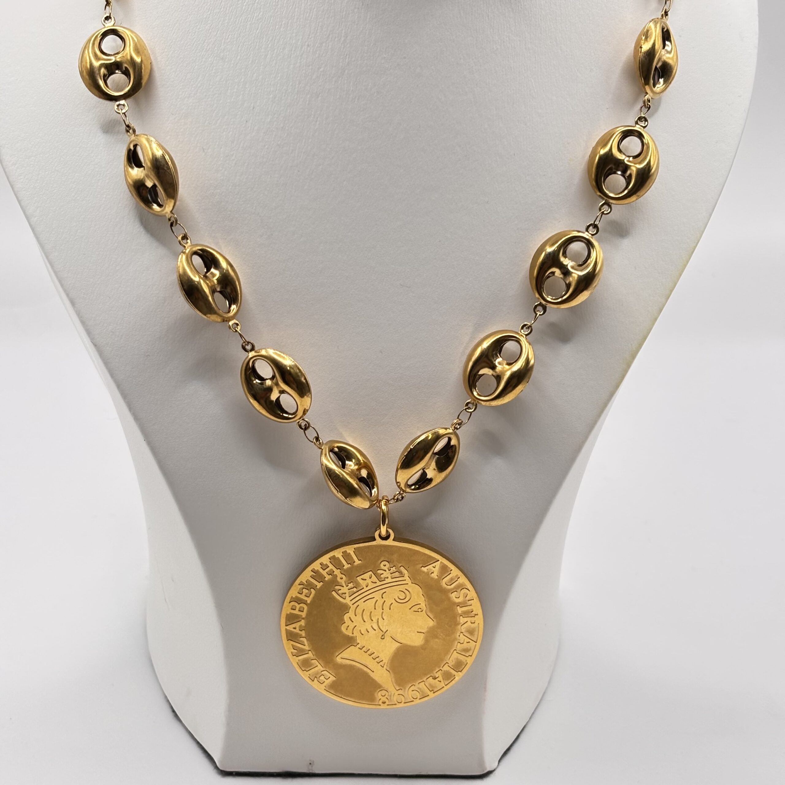 Collier grains de café médaillon reine