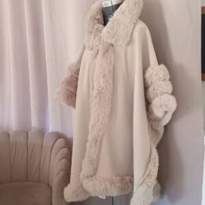 CAP avec fausse fourrure beige