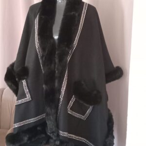 CAP avec fausse fourrure noir avec strasses